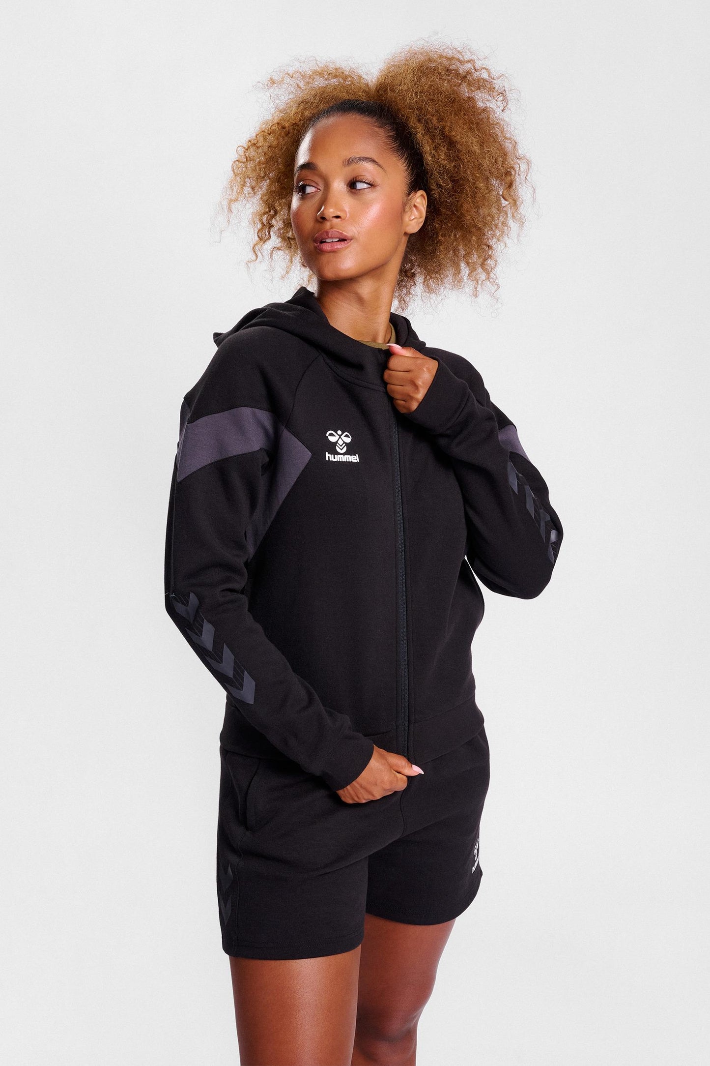 HUMMEL - Hmltravel Zip Hoodie Woman - Black